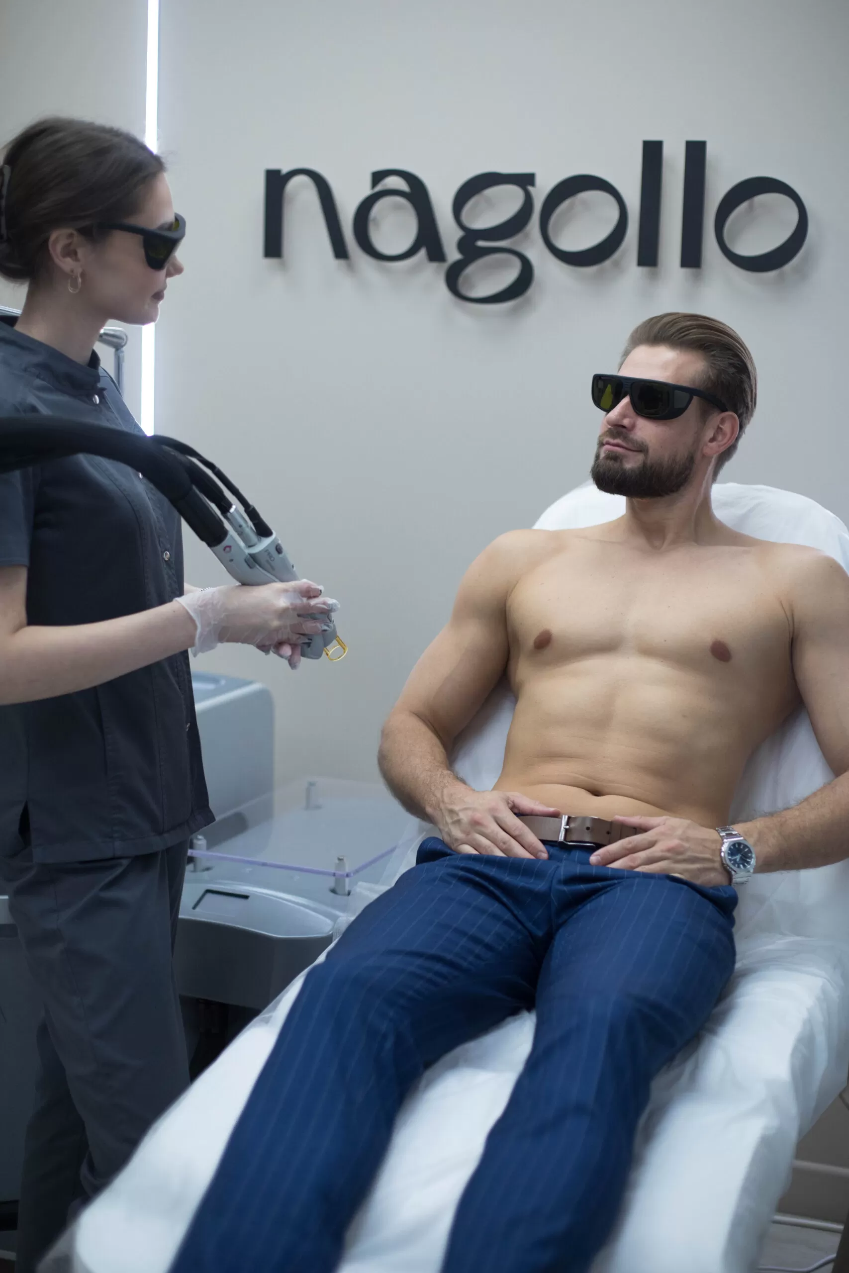 Эпиляция живота мужчины